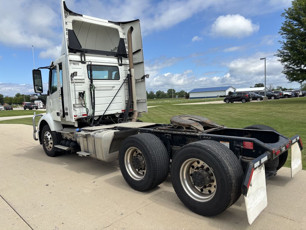 Slide images of 2019 VOLVO VNR