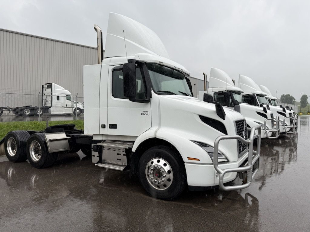 Slide images of 2021 VOLVO VNR