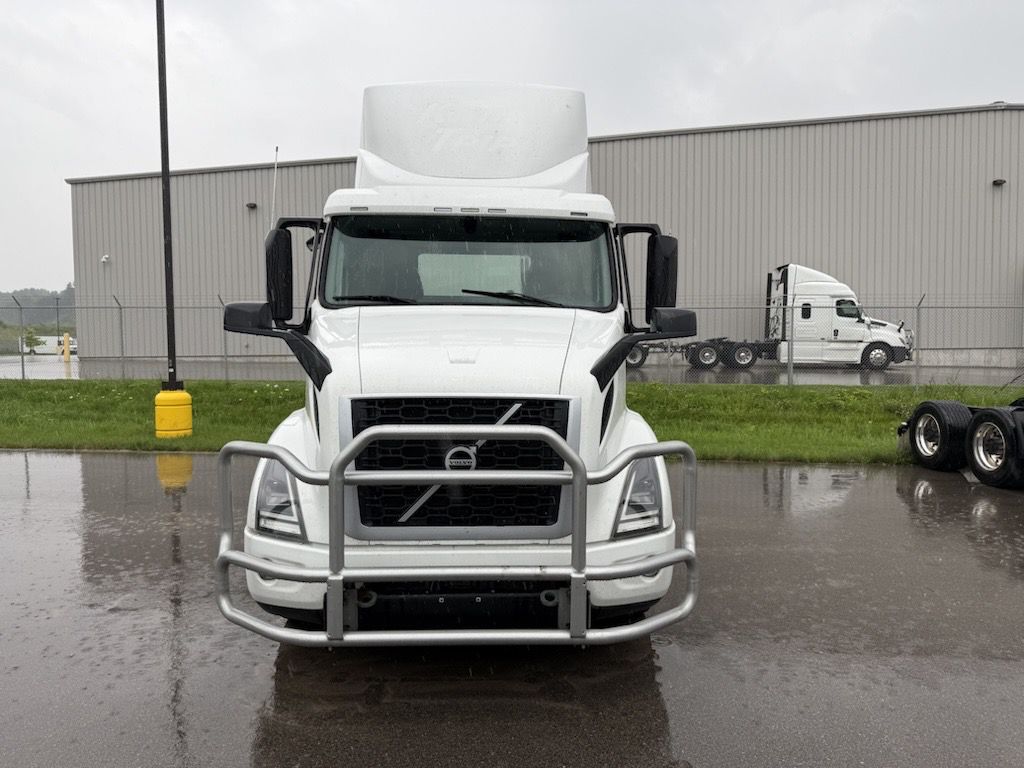 Slide images of 2021 VOLVO VNR