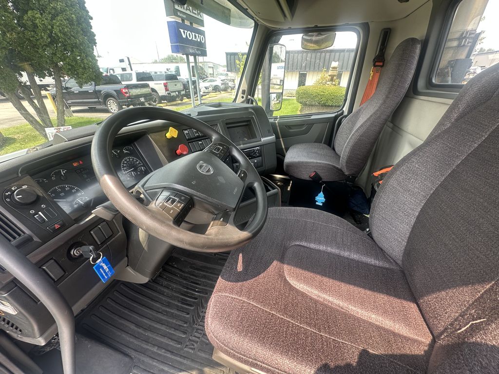 Slide images of 2020 VOLVO VNR