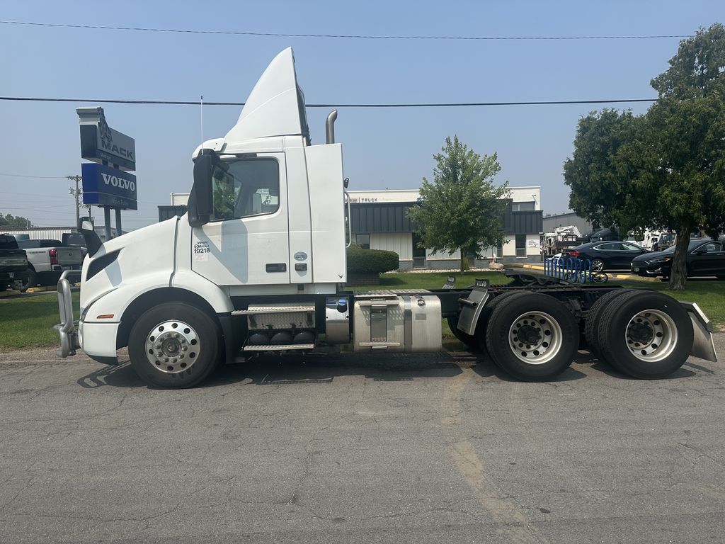 Slide images of 2020 VOLVO VNR
