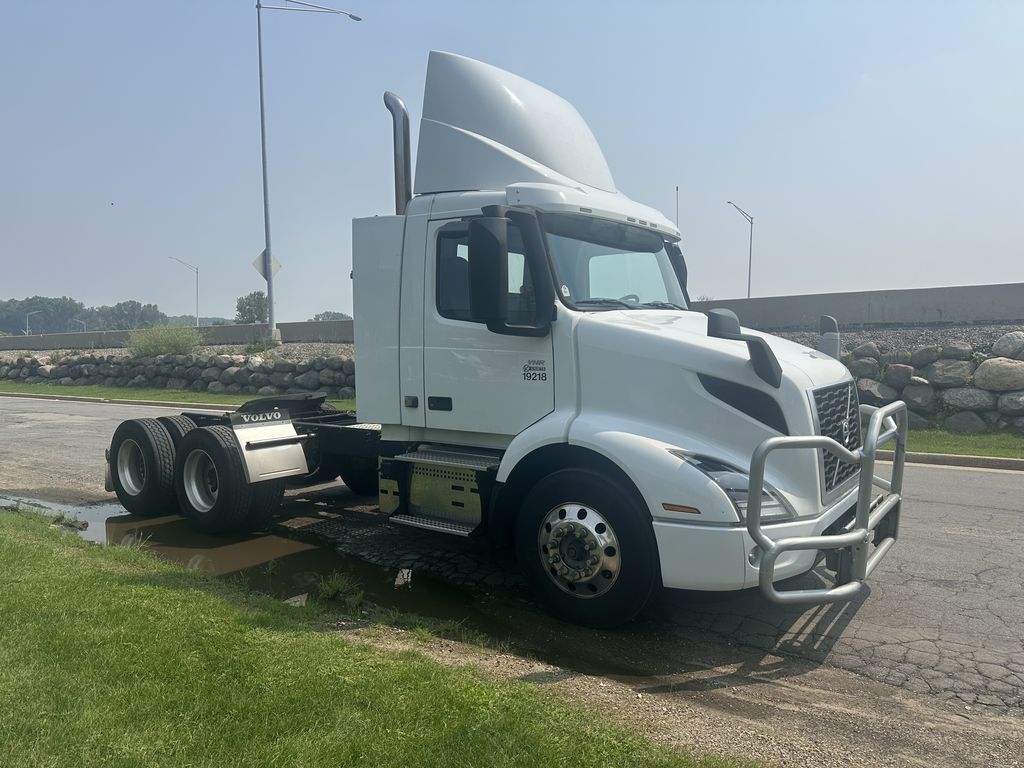 Slide images of 2020 VOLVO VNR