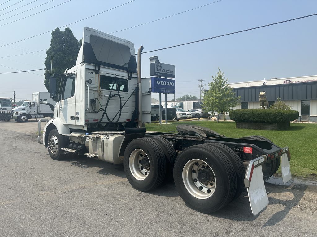 Slide images of 2020 VOLVO VNR