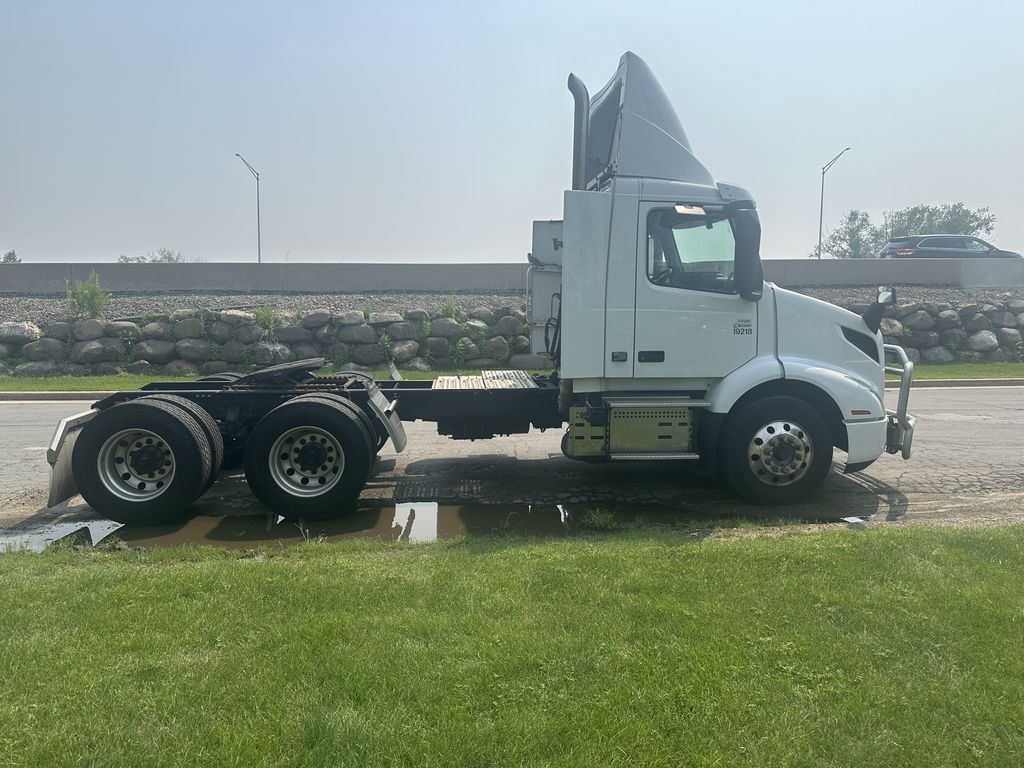 Slide images of 2020 VOLVO VNR