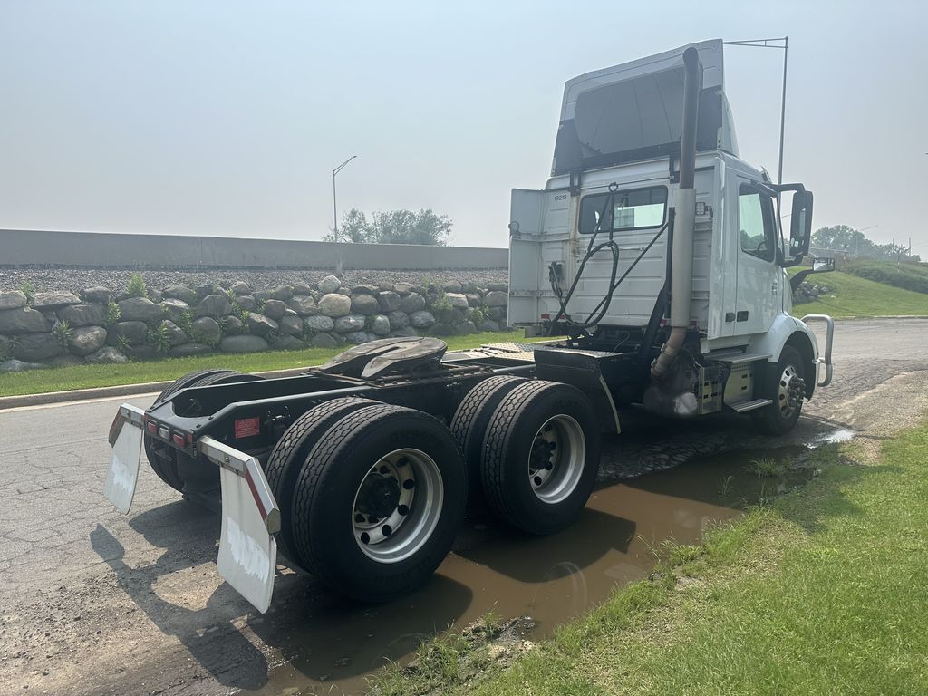 Slide images of 2020 VOLVO VNR