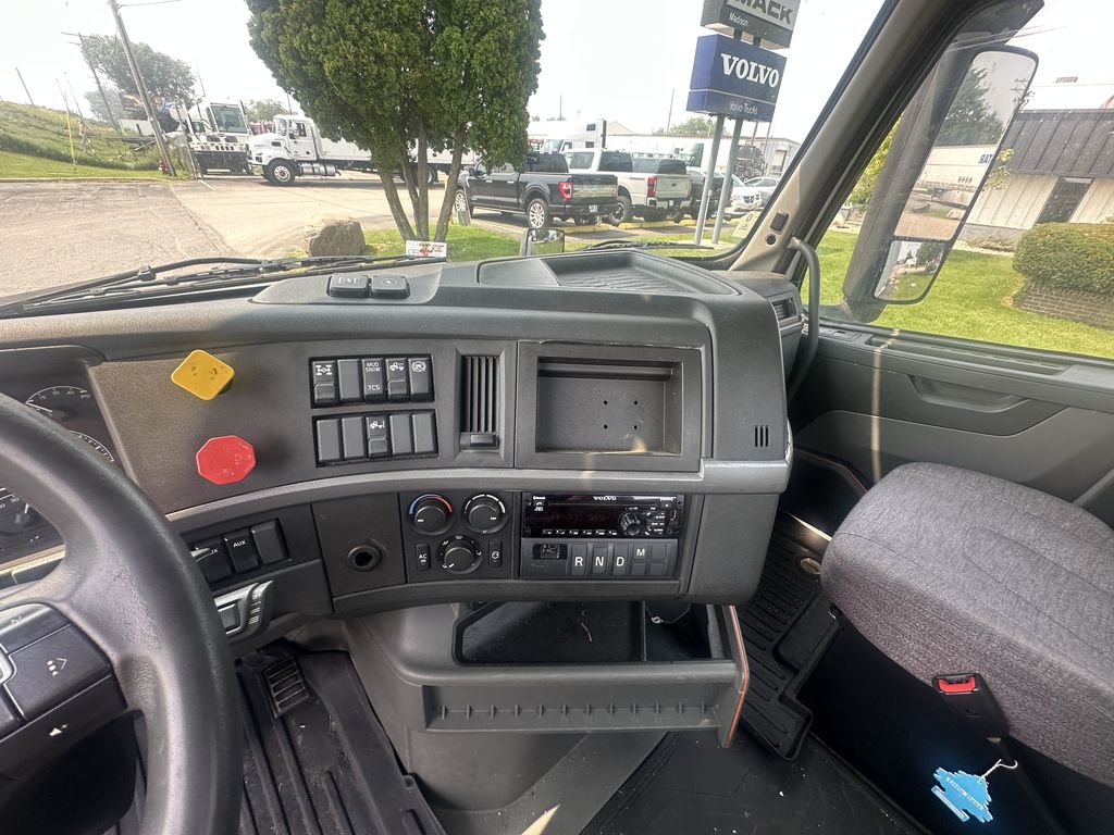 Slide images of 2020 VOLVO VNR