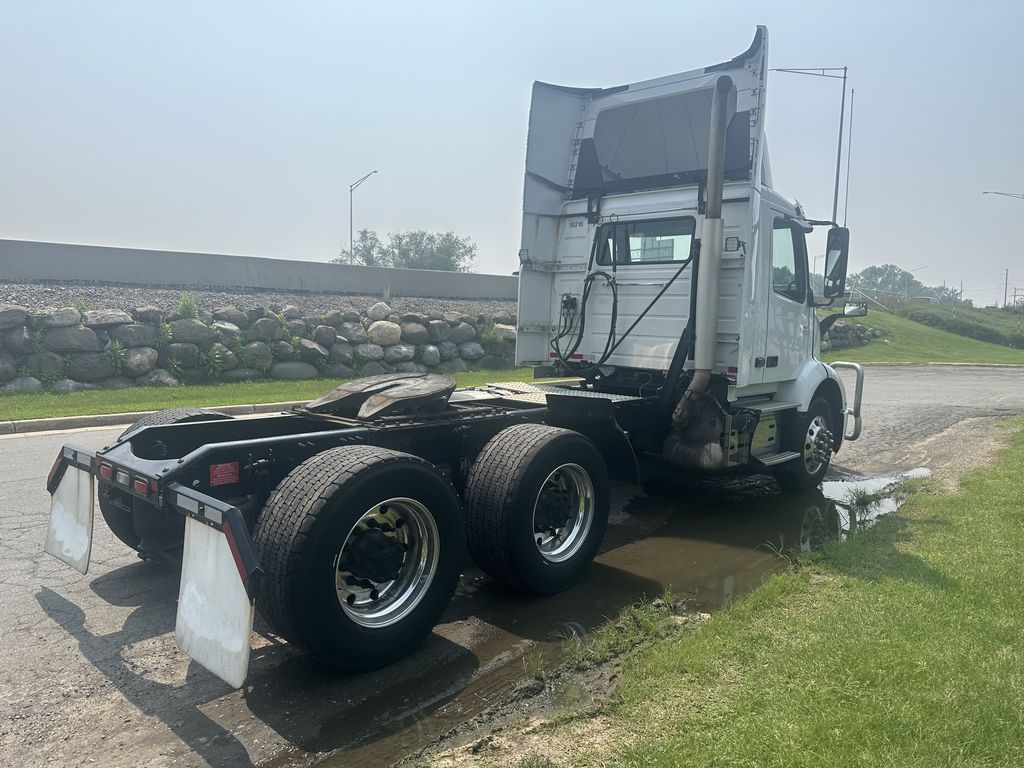 Slide images of 2020 VOLVO VNR