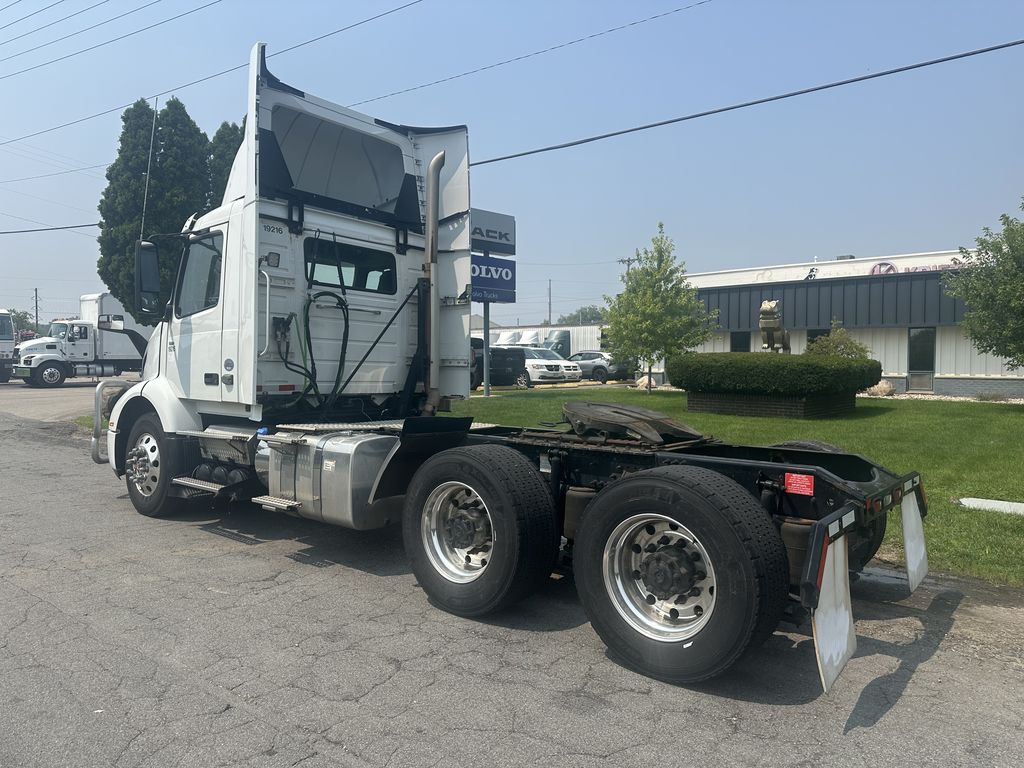 Slide images of 2020 VOLVO VNR