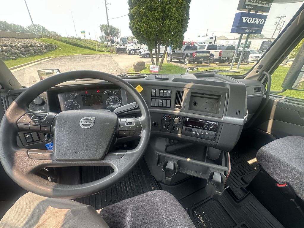 Slide images of 2020 VOLVO VNR