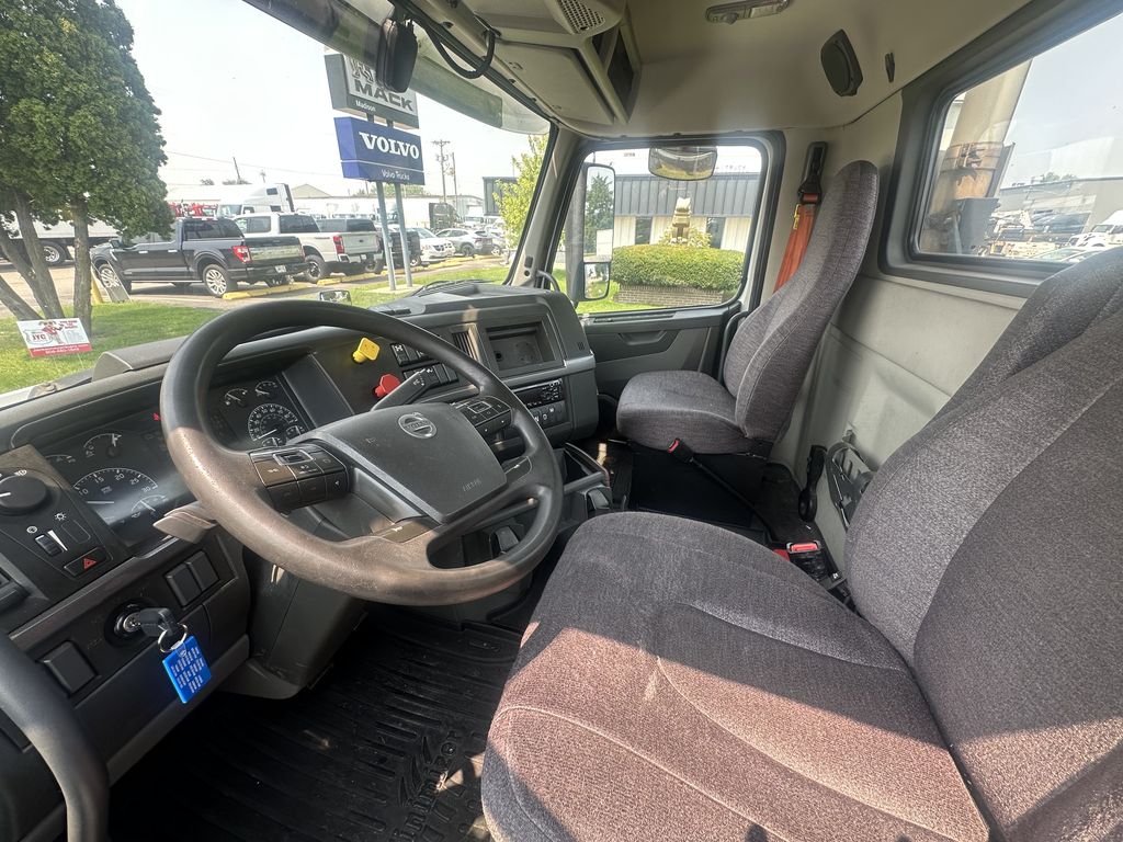 Slide images of 2020 VOLVO VNR
