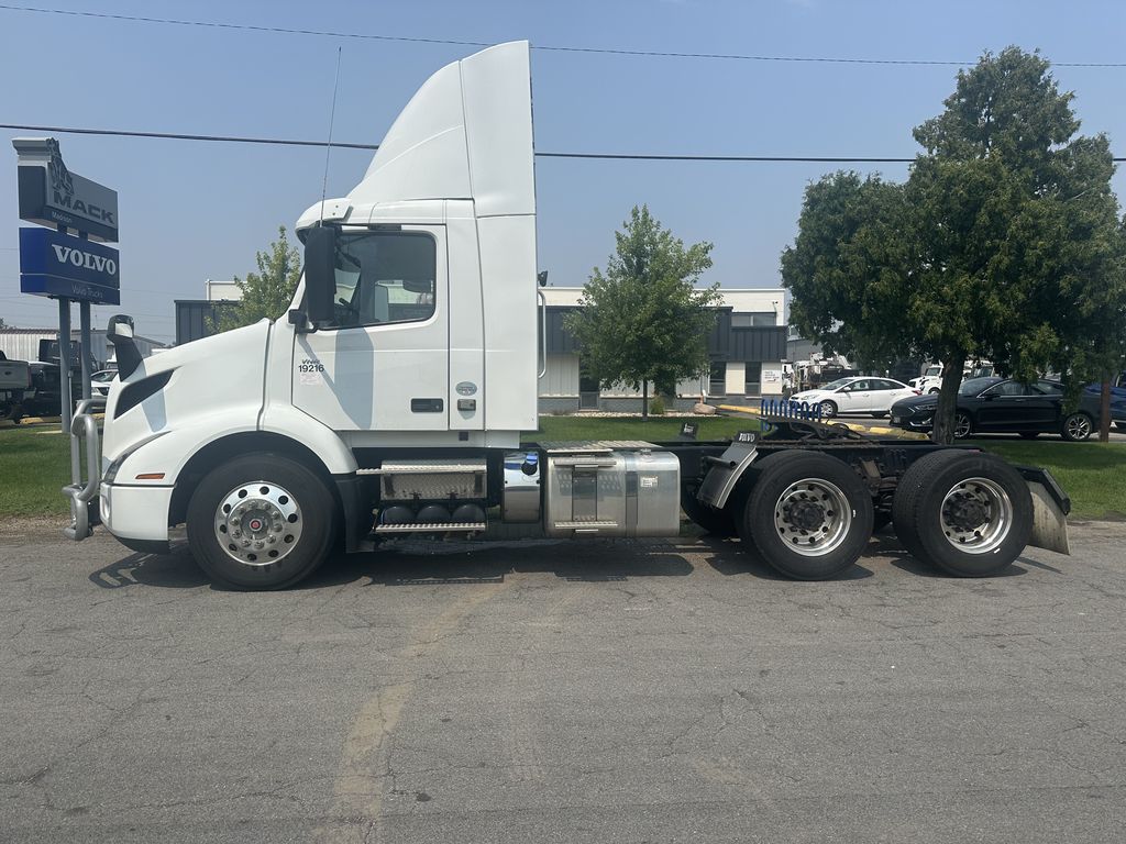 Slide images of 2020 VOLVO VNR