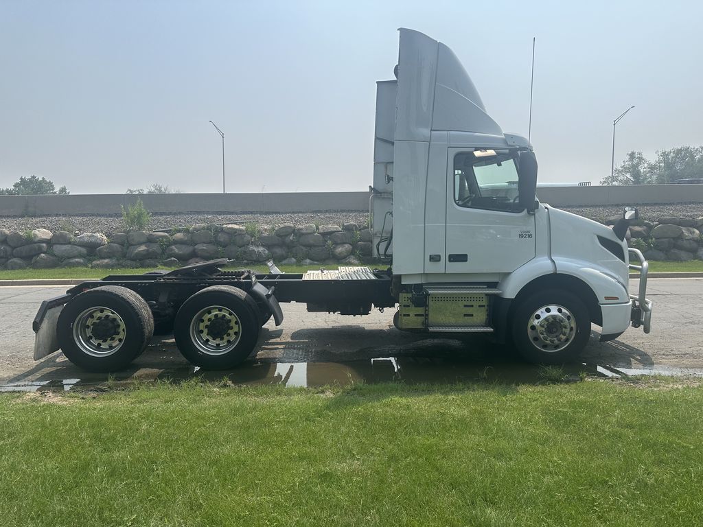 Slide images of 2020 VOLVO VNR