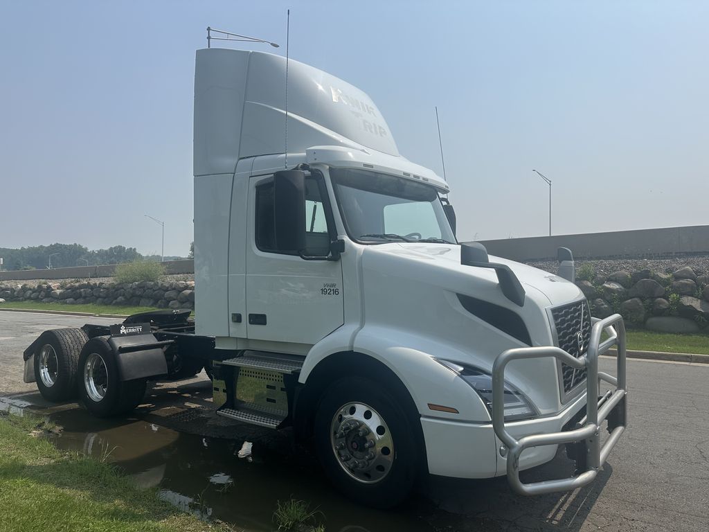 Slide images of 2020 VOLVO VNR