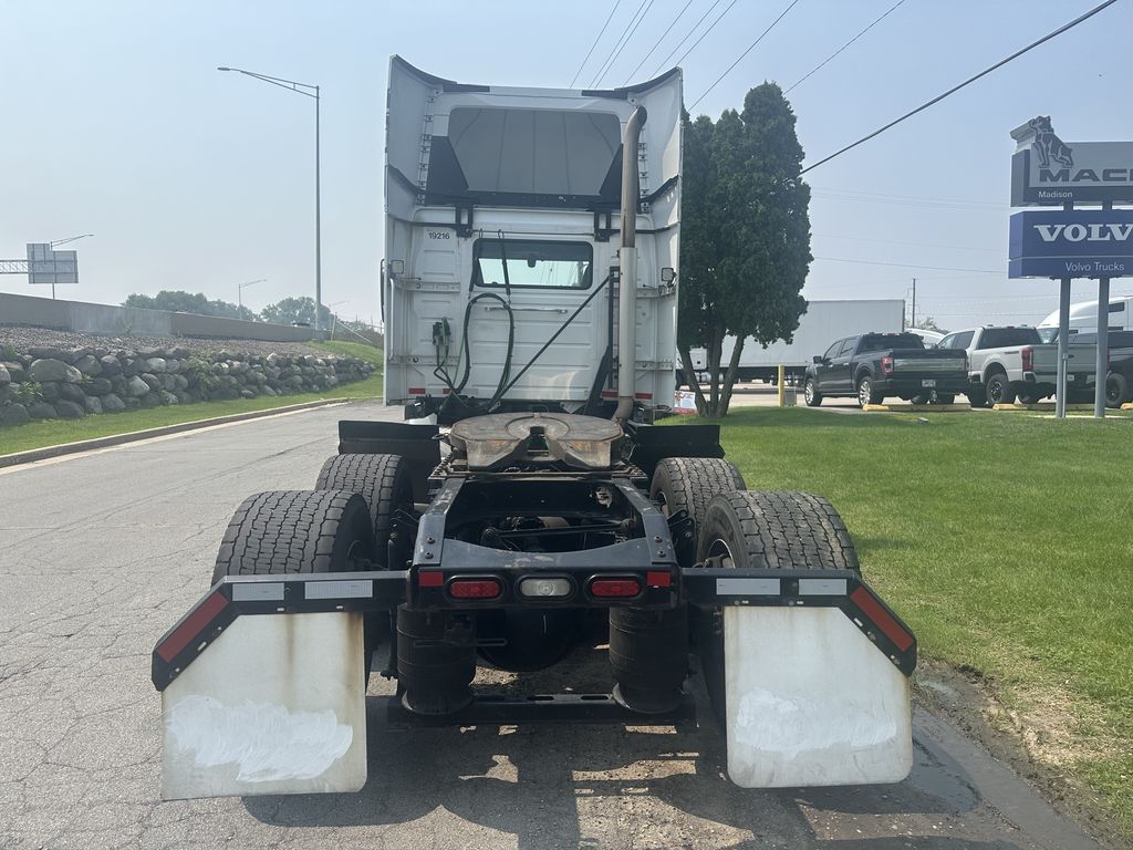 Slide images of 2020 VOLVO VNR