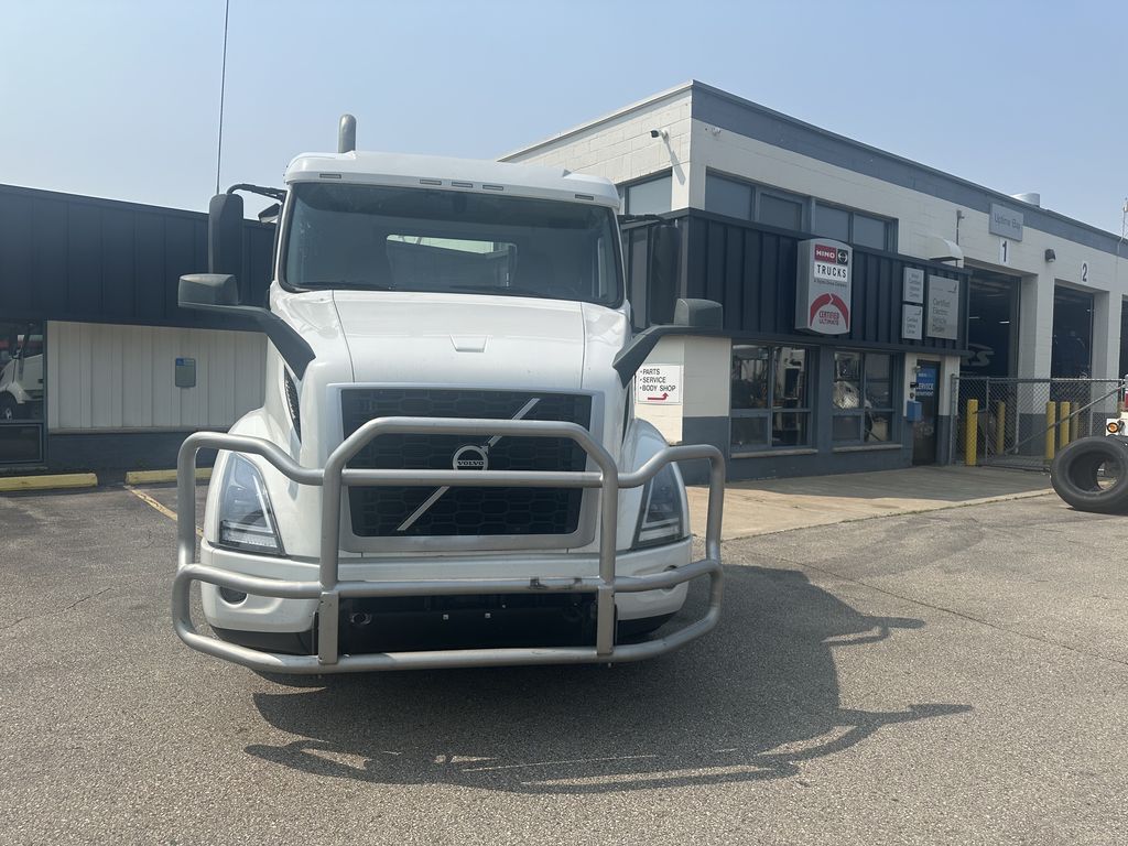 Slide images of 2020 VOLVO VNR