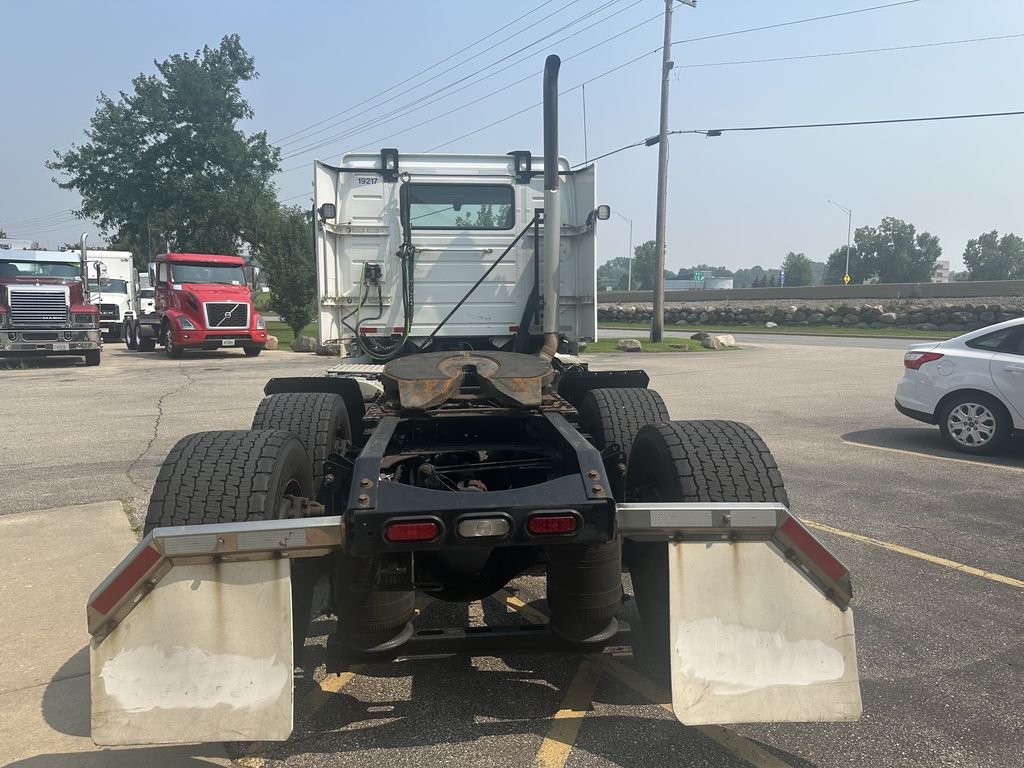 Slide images of 2020 VOLVO VNR