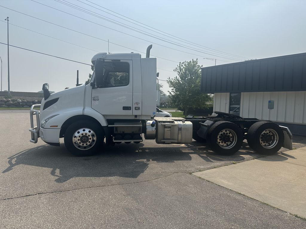 Slide images of 2020 VOLVO VNR