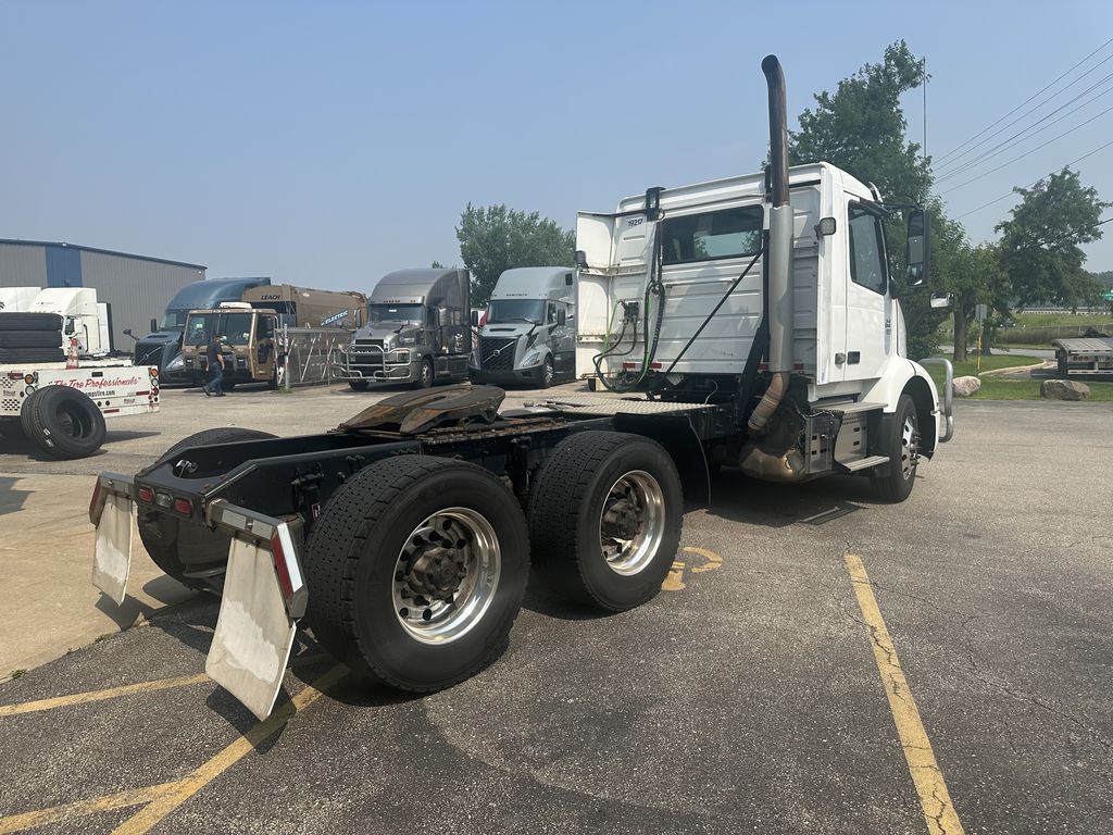 Slide images of 2020 VOLVO VNR