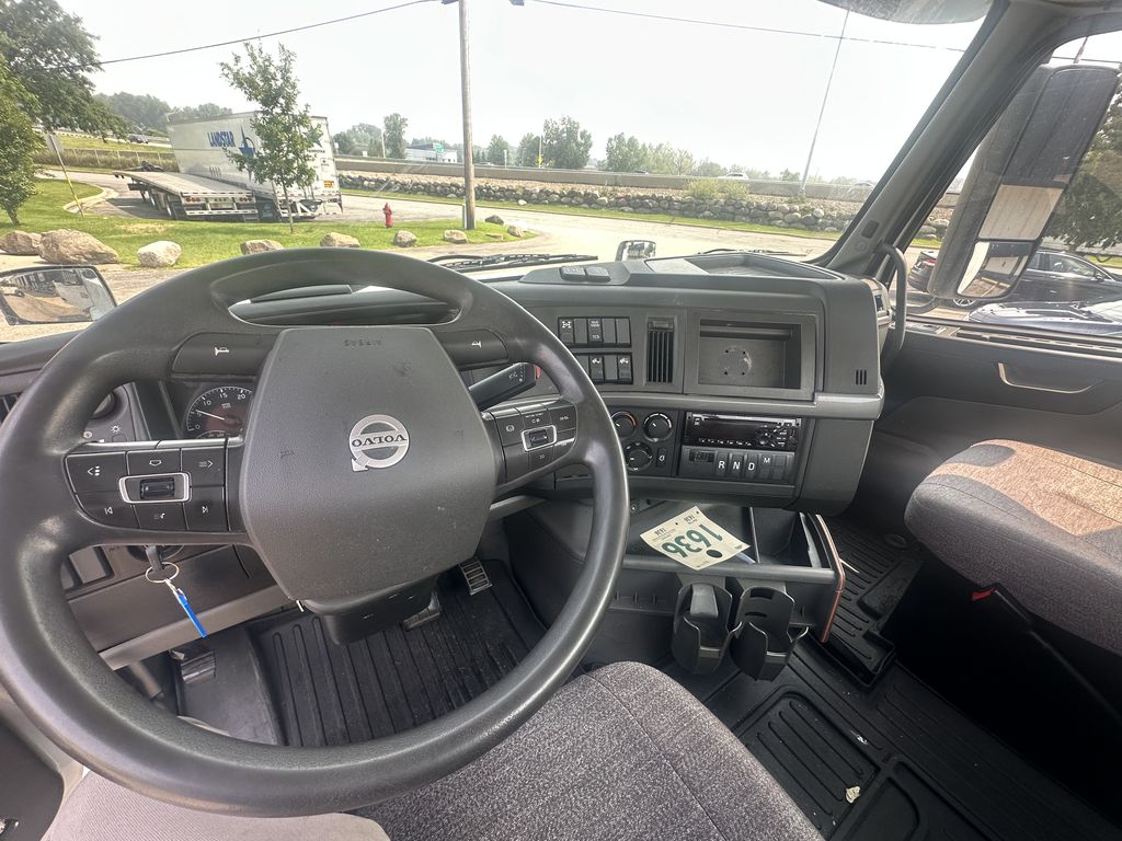 Slide images of 2020 VOLVO VNR