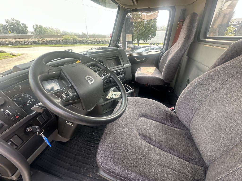 Slide images of 2020 VOLVO VNR