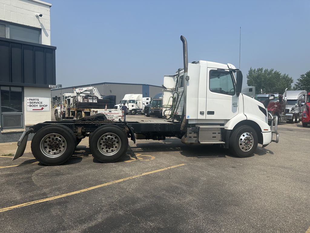Slide images of 2020 VOLVO VNR