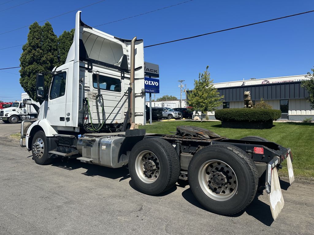 Slide images of 2020 VOLVO VNR
