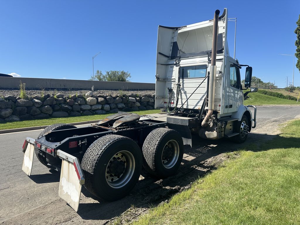 Slide images of 2020 VOLVO VNR