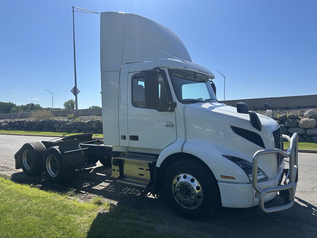 Slide images of 2020 VOLVO VNR