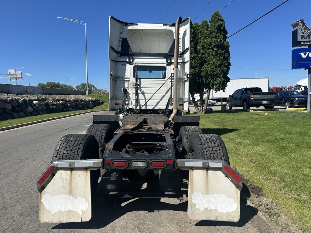 Slide images of 2020 VOLVO VNR
