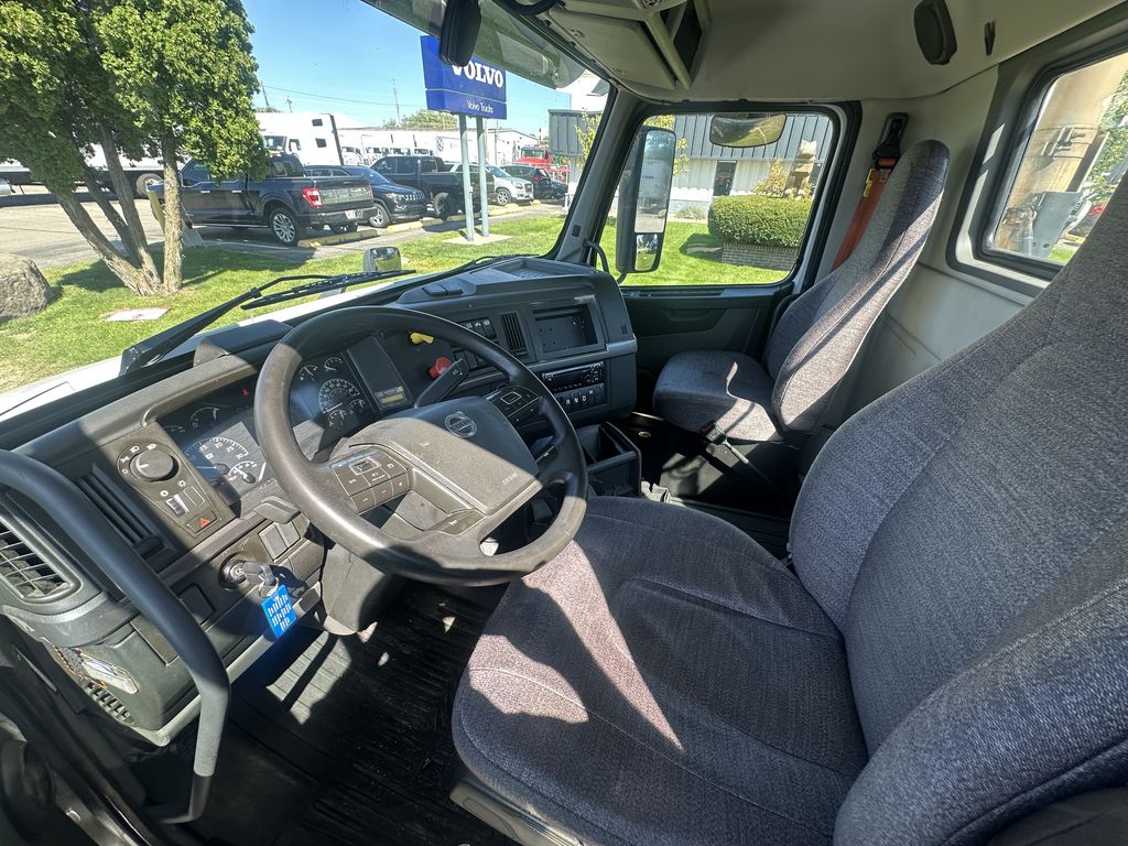 Slide images of 2020 VOLVO VNR