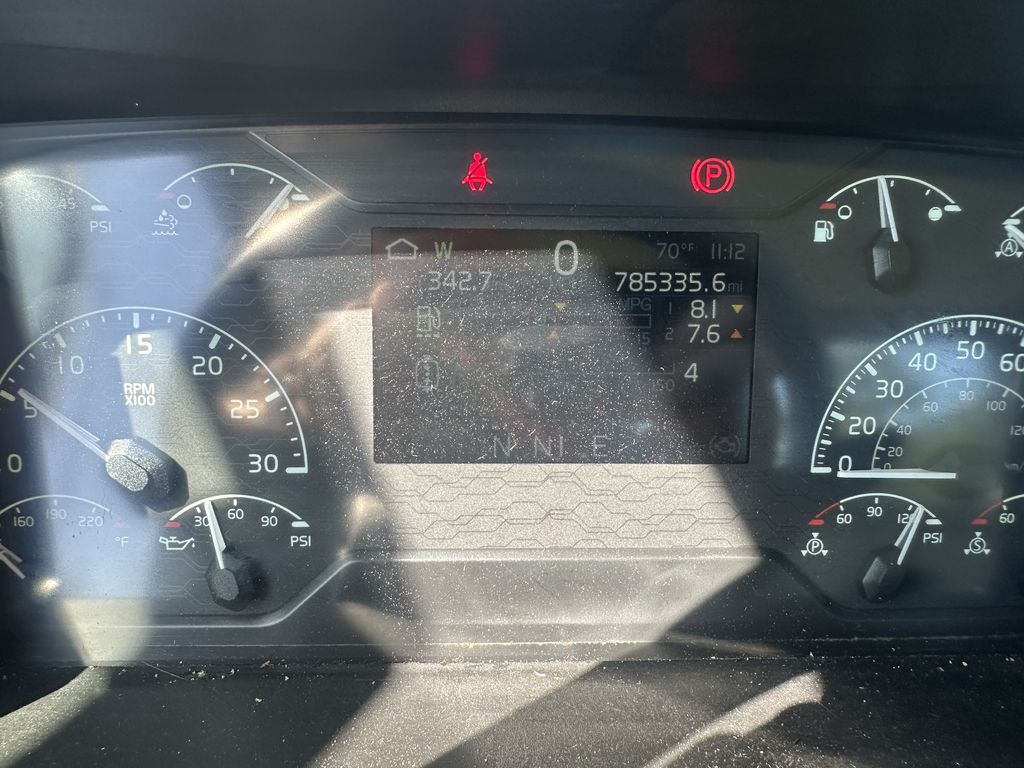 Slide images of 2020 VOLVO VNR