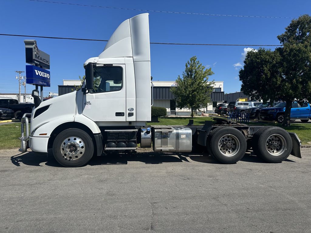Slide images of 2020 VOLVO VNR