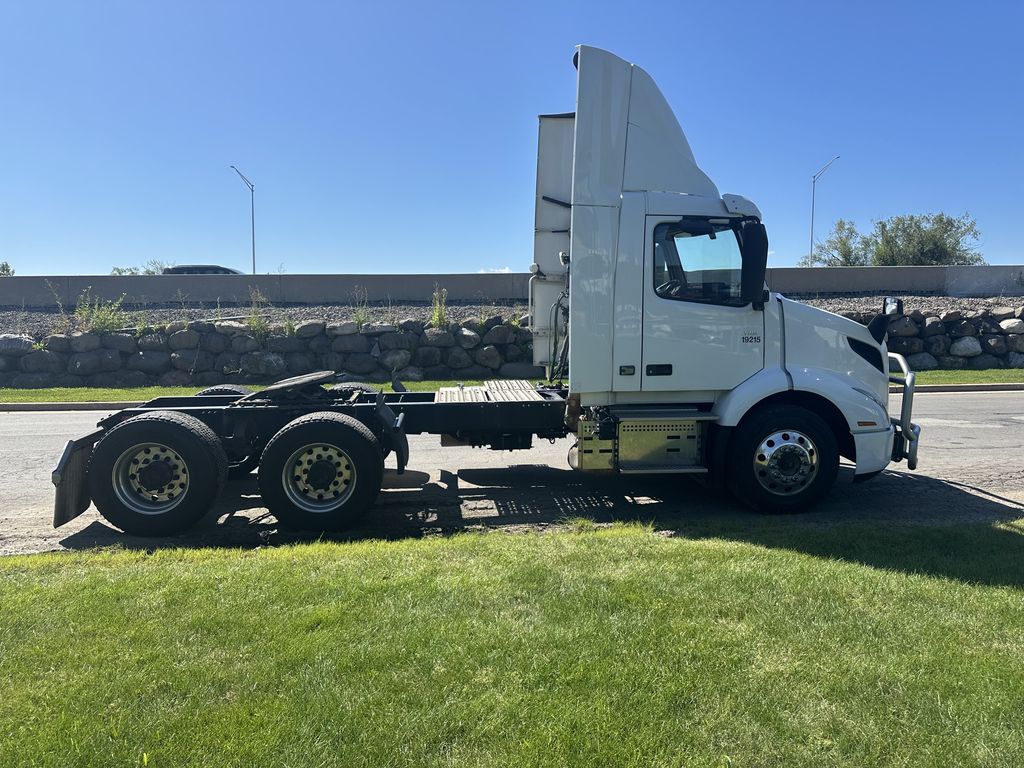 Slide images of 2020 VOLVO VNR