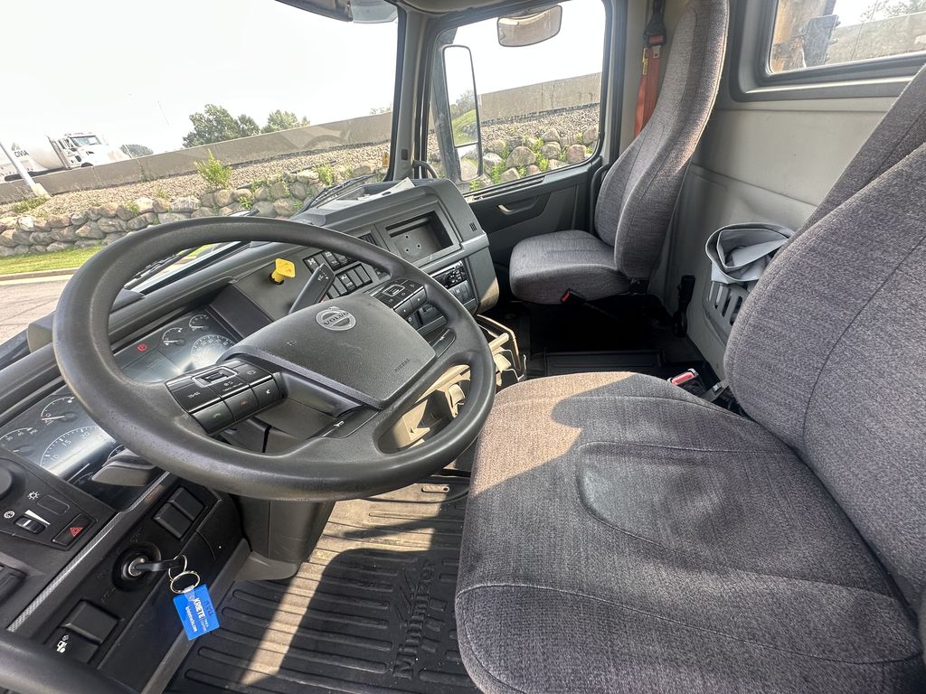 Slide images of 2019 VOLVO VNR