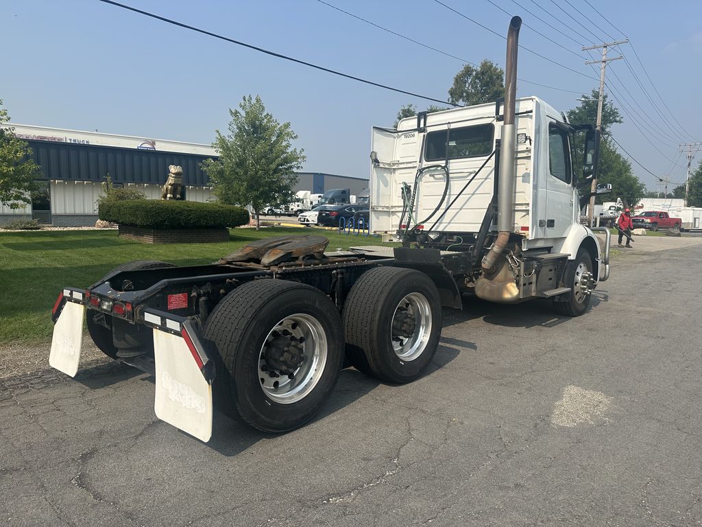 Slide images of 2019 VOLVO VNR