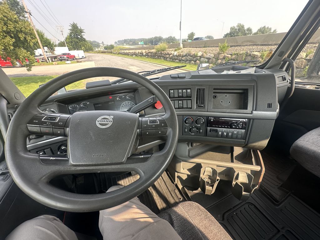 Slide images of 2019 VOLVO VNR
