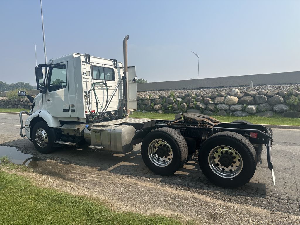 Slide images of 2019 VOLVO VNR