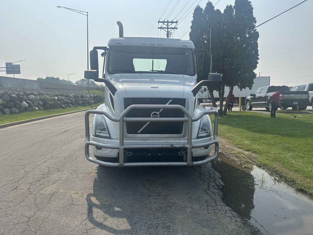 Slide images of 2019 VOLVO VNR