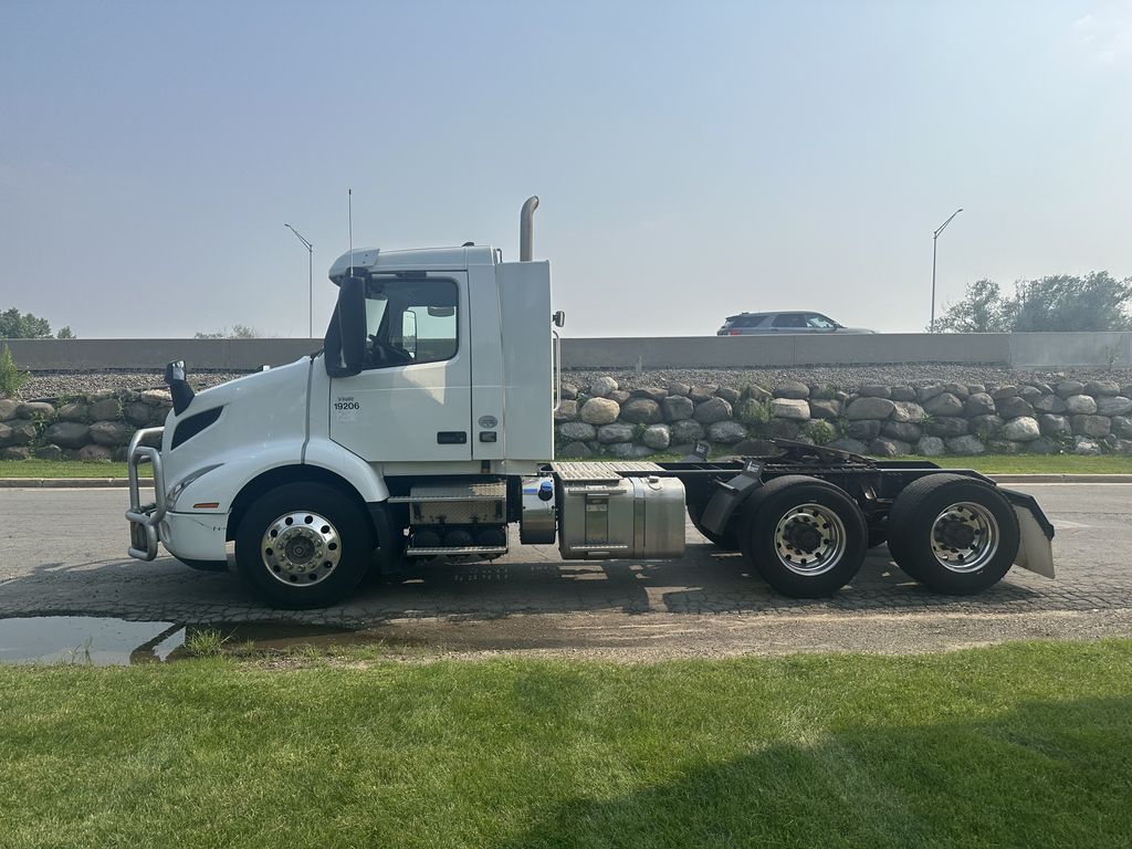 Slide images of 2019 VOLVO VNR