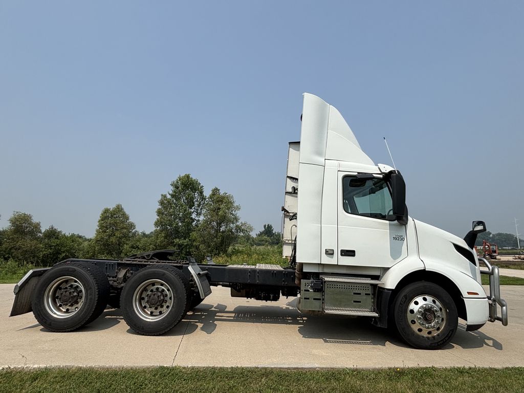 Slide images of 2020 VOLVO VNR