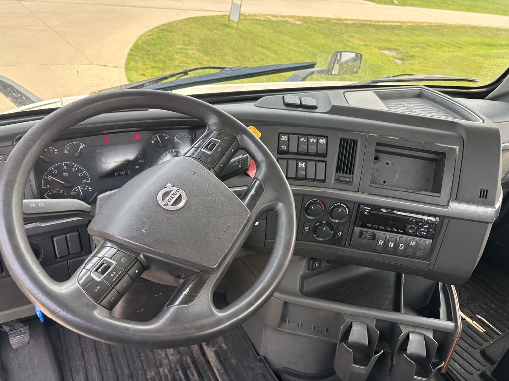 Slide images of 2020 VOLVO VNR