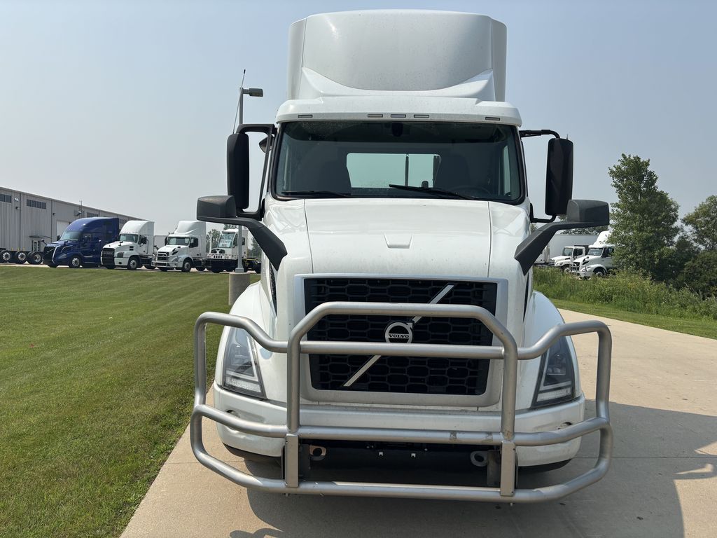 Slide images of 2020 VOLVO VNR