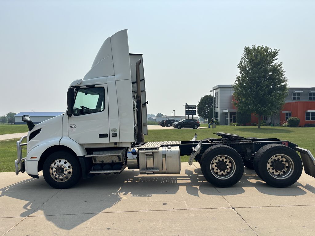 Slide images of 2020 VOLVO VNR