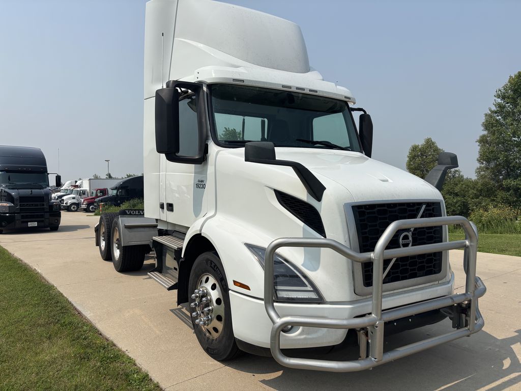 Slide images of 2020 VOLVO VNR