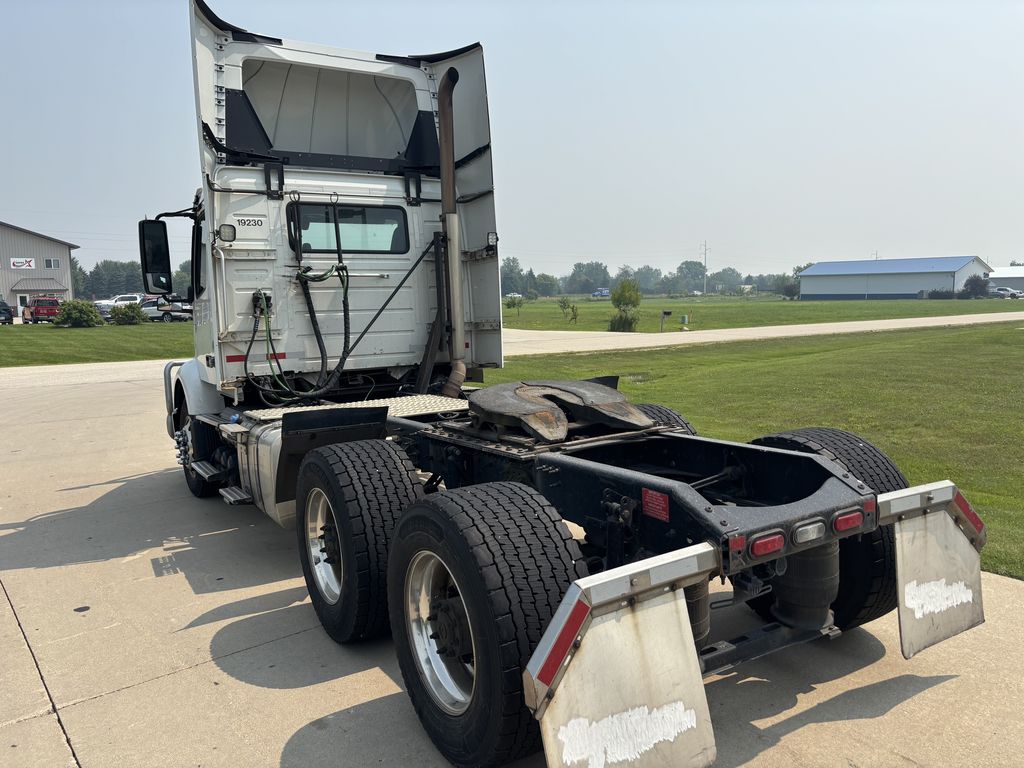 Slide images of 2020 VOLVO VNR