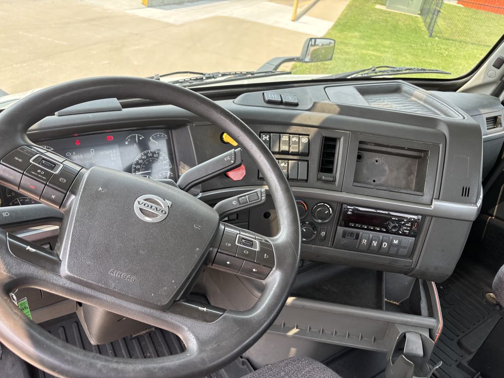 Slide images of 2020 VOLVO VNR