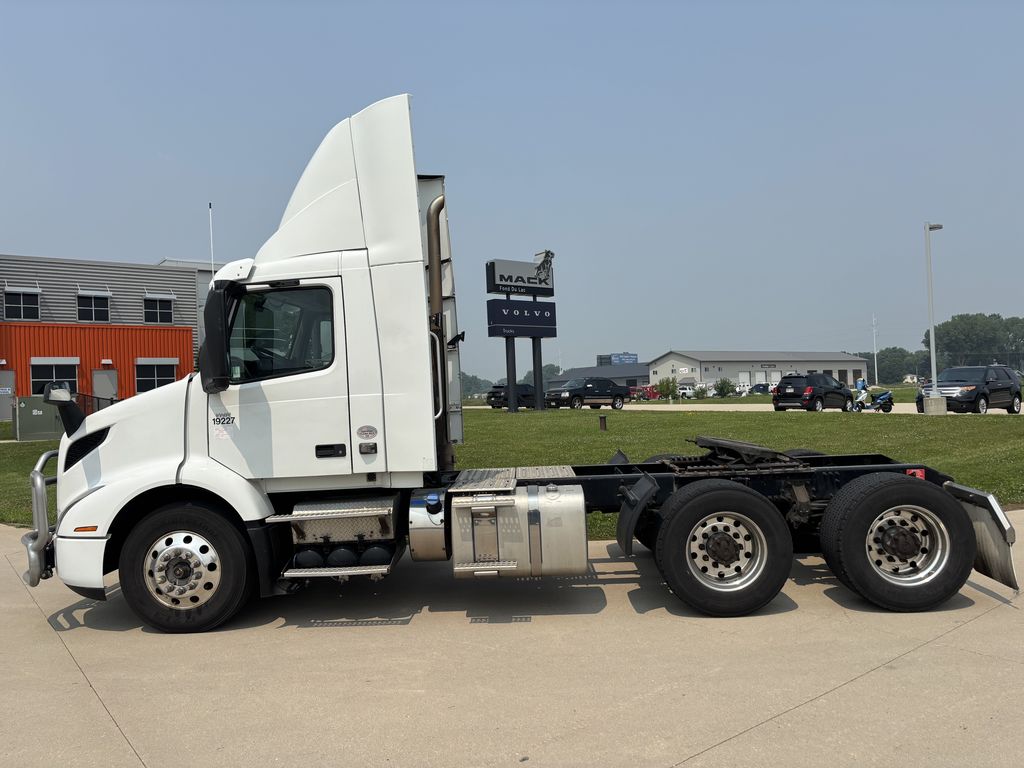Slide images of 2020 VOLVO VNR