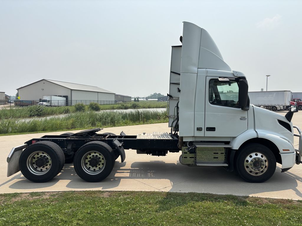 Slide images of 2020 VOLVO VNR