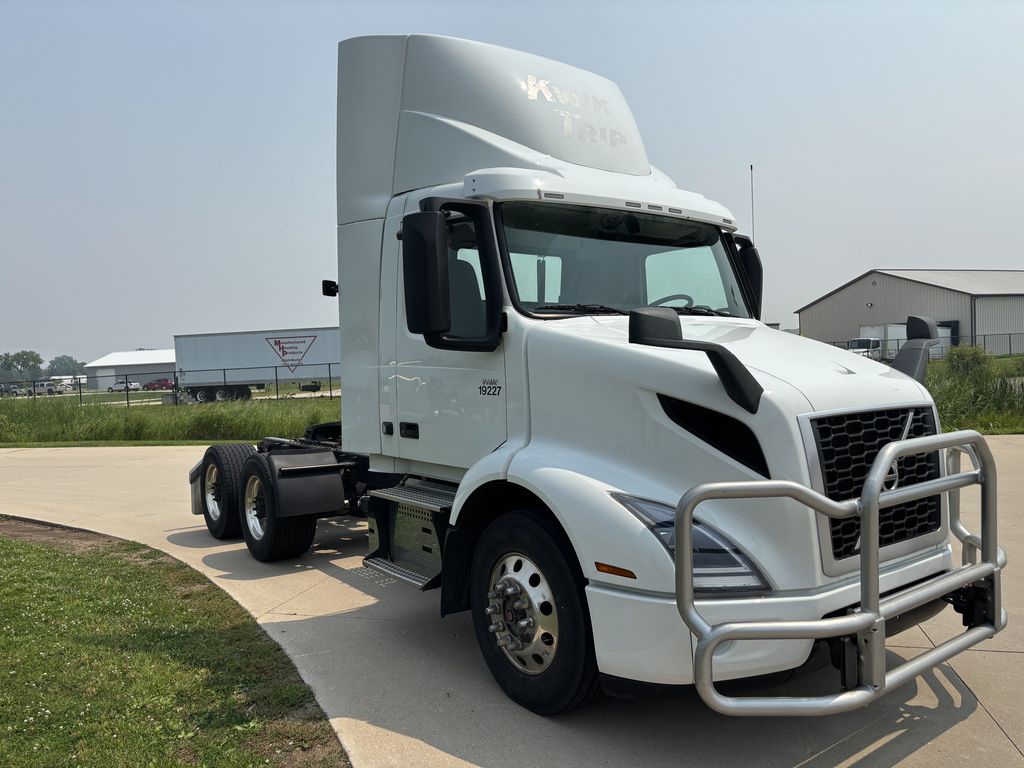 Slide images of 2020 VOLVO VNR