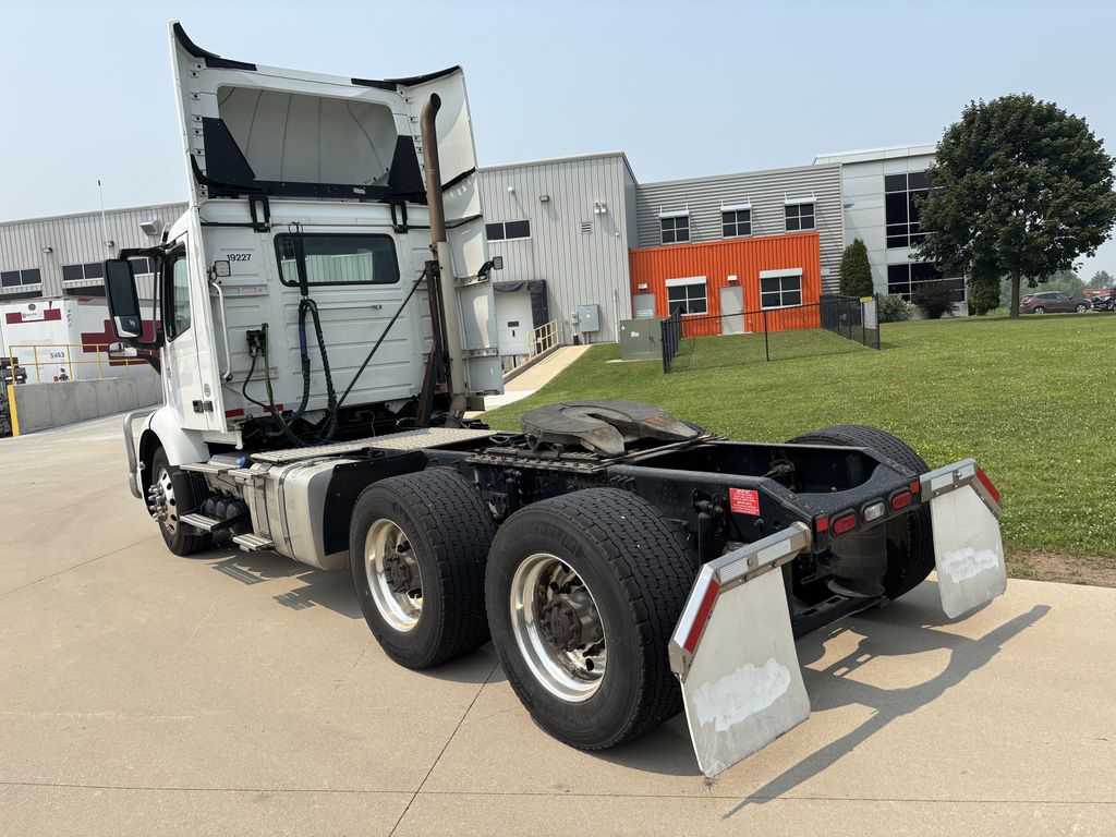 Slide images of 2020 VOLVO VNR